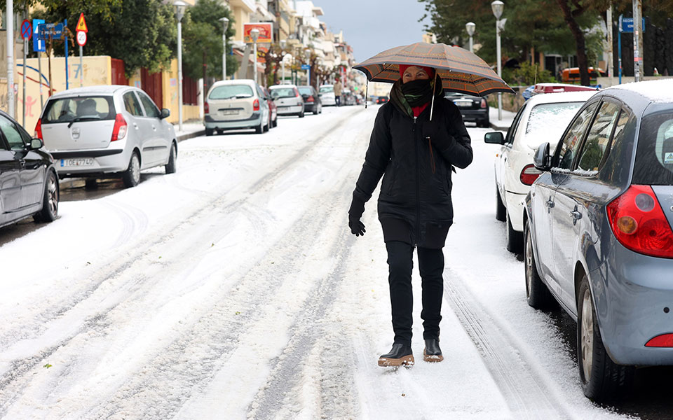 κακοκαιρία-ελπίς-μόνο-οι-απαραίτητ-561683278