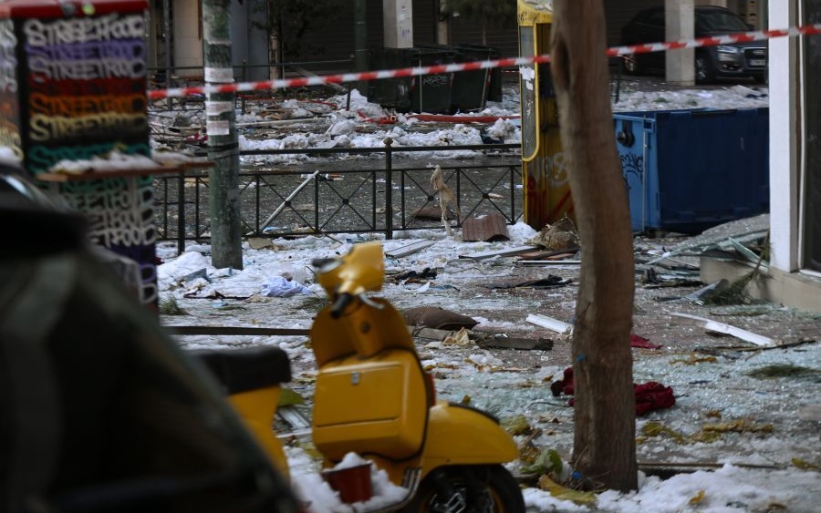 Έκρηξη στη Συγγρού: Διαρροή αερίου «βλέπει» η Πυροσβεστική, ένας 78χρονος τραυματίας-5