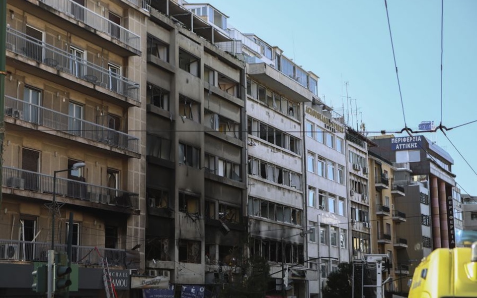 Έκρηξη στη Συγγρού: Διαρροή αερίου «βλέπει» η Πυροσβεστική, ένας 78χρονος τραυματίας-2