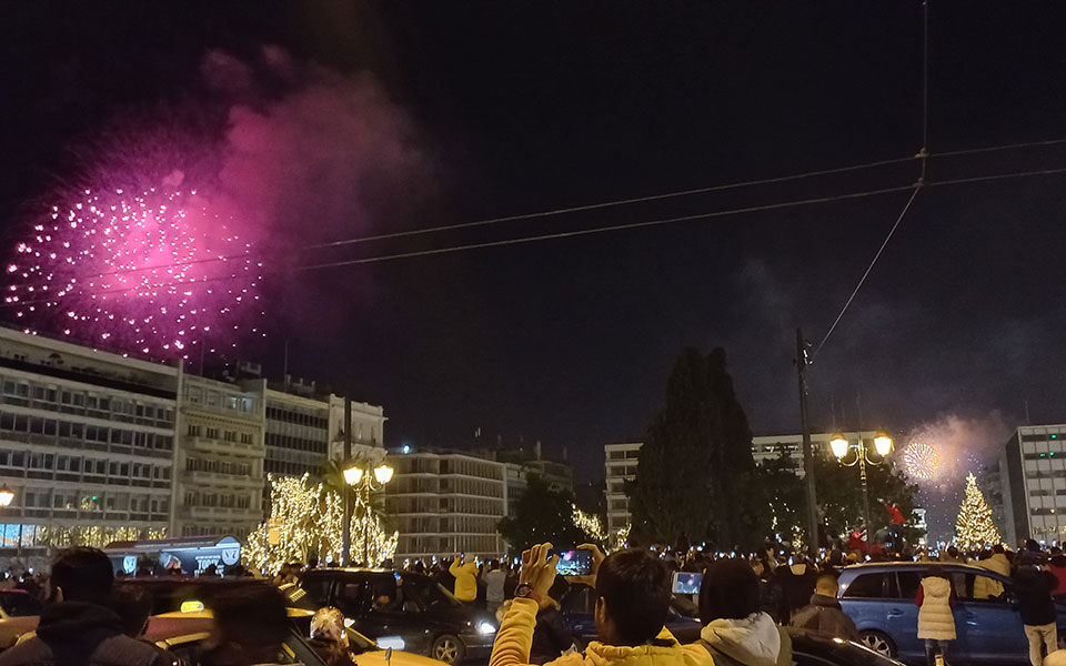 Πρωτοχρονιά στο Σύνταγμα: Ο συνωστισμός των Πακιστανών και οι αντιδράσεις-3