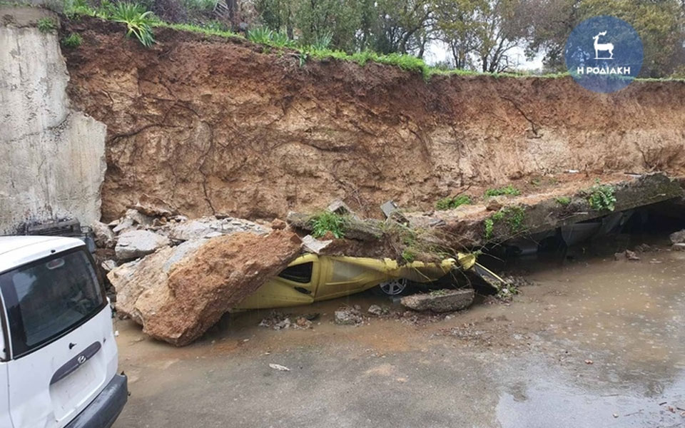 ρόδος-κατέρρευσε-τοίχος-σε-συνεργείο-561667342
