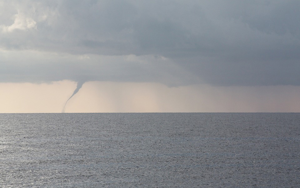 καιρός-106-σίφωνες-σε-ξηρά-και-θάλασσα-κα-561661300