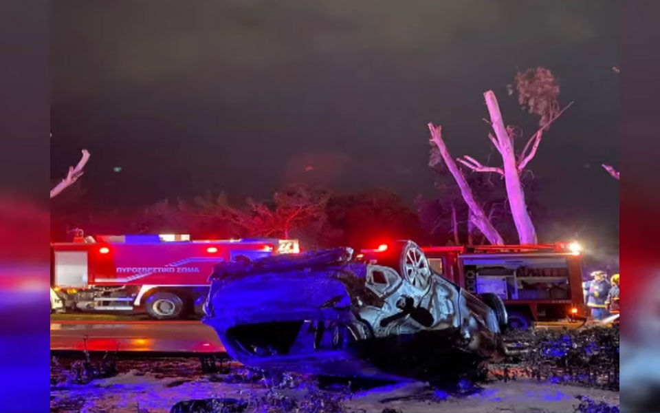σοβαρό-τροχαίο-στη-γλυφάδα-αυτοκίνητ-561694717