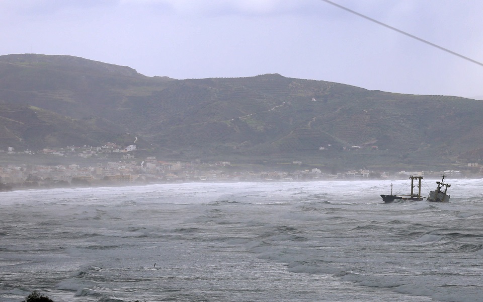 Προσάραξη πλοίου στον όρμο Κισσάμου: Ολοκληρώθηκαν οι εργασίες απάντλησης καυσίμων-1