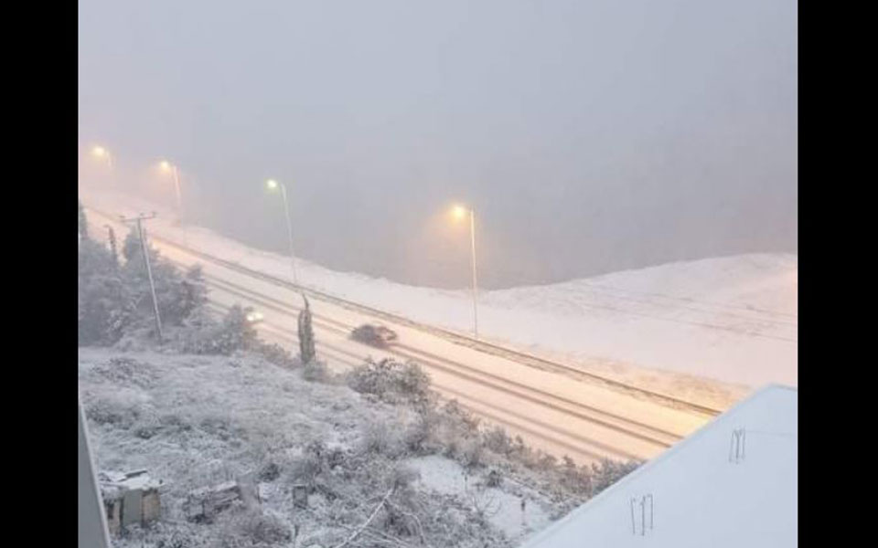 σφοδρή-χιονόπτωση-σε-σποράδες-και-πήλ-561683446