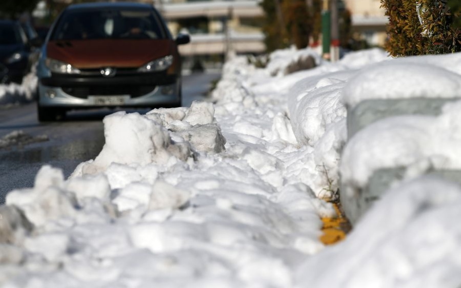 Κακοκαιρία Ελπίδα: Εικόνες χάους στους δήμους – «Παγοδρόμια» τα στενά-3