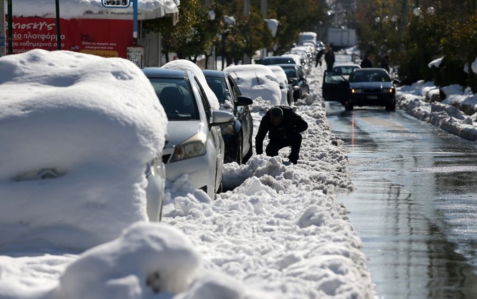 Κακοκαιρία Ελπίδα: Εικόνες χάους στους δήμους – «Παγοδρόμια» τα στενά-4
