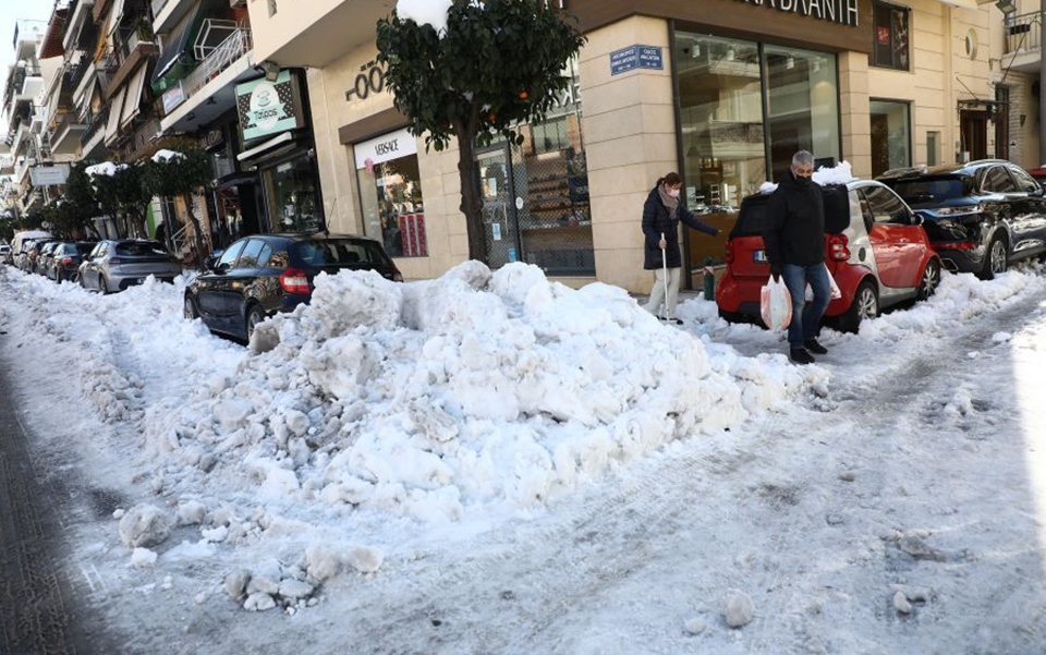Κακοκαιρία Ελπίδα: Εικόνες χάους στους δήμους – «Παγοδρόμια» τα στενά-5
