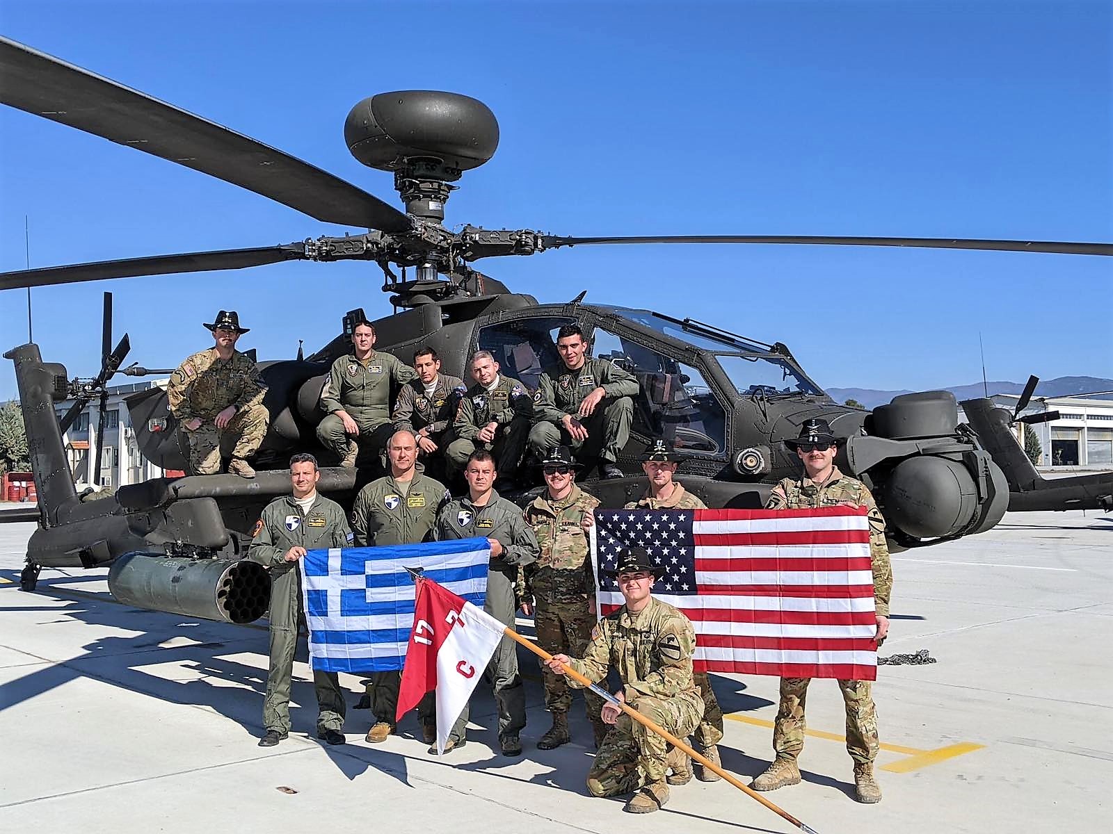 «Ζευς»: Εντυπωσιακές εικόνες από ελληνοαμερικανική άσκηση ελικοπτέρων Apache-1