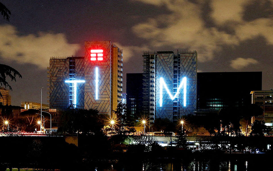 έως-και-8-000-θέσεις-εργασίας-θα-περικόψει-561721327