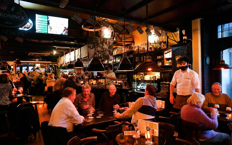 κορωνοϊός-ολλανδία-αίρονται-τα-περ-561720499