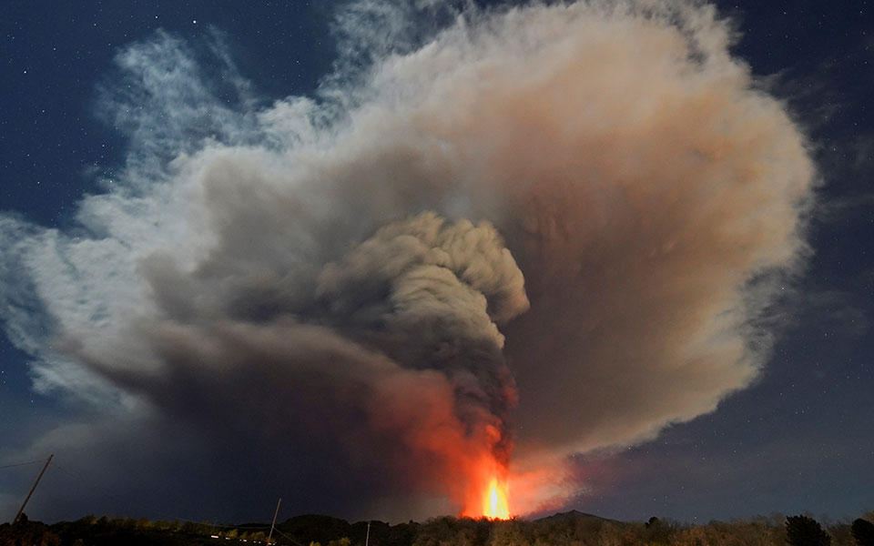 Ιταλία: «Βρυχάται» ξανά η Αίτνα – Εντυπωσιακές εικόνες-2