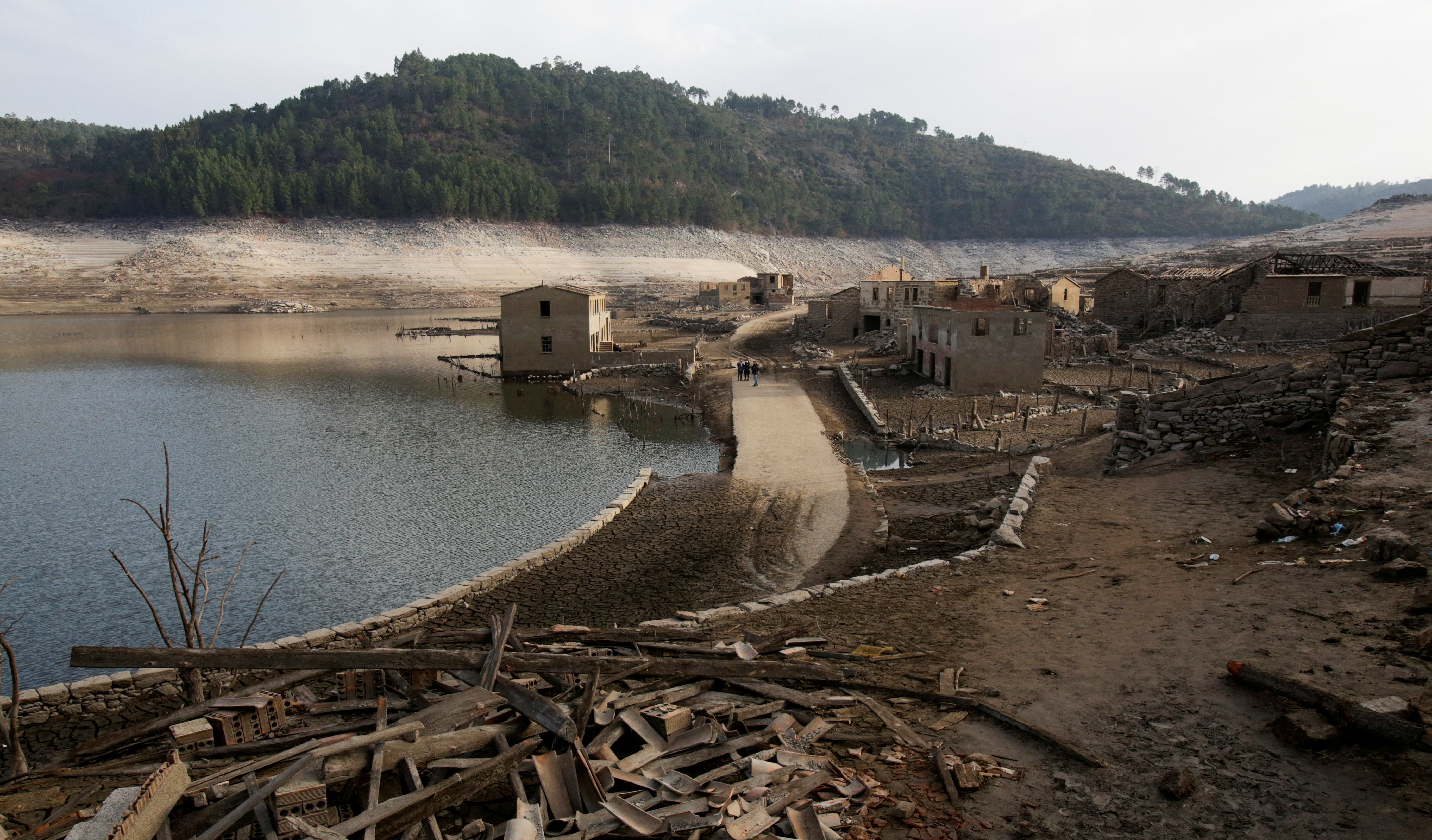 Ισπανία: «Αναδύθηκε» χωριό φάντασμα προσελκύοντας πλήθη τουριστών-1