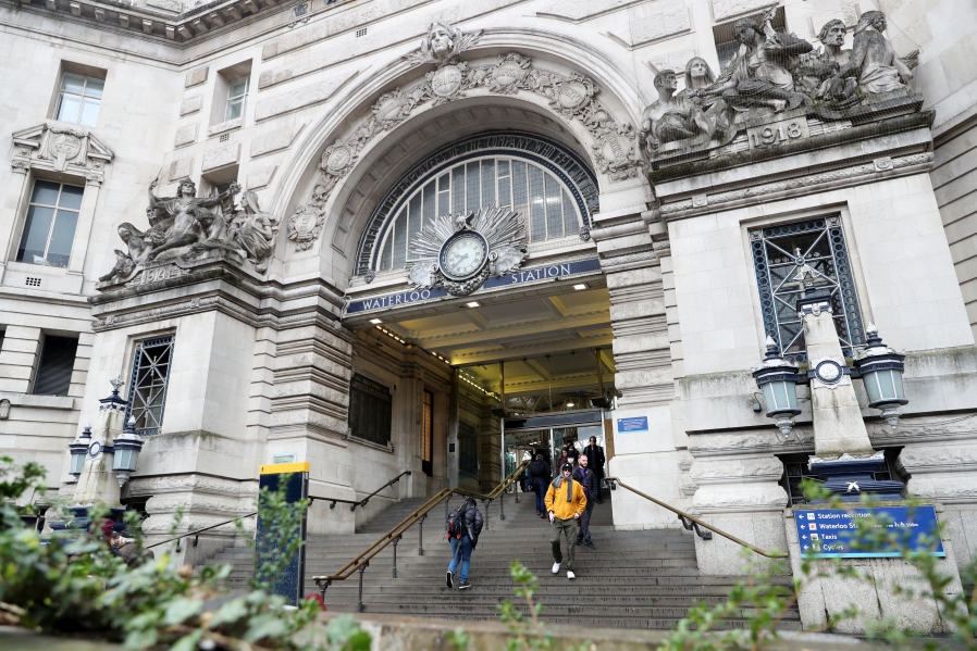 Αγγλία: Σε κόκκινο συναγερμό το Λονδίνο από την καταιγίδα Eunice – Χιλιάδες σπίτια χωρίς ρεύμα, ακυρώσεις πτήσεων-2