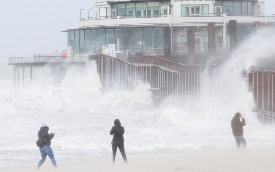 Καταιγίδα «Eunice»: Θυελλώδεις άνεμοι σαρώνουν το Λονδίνο – Ένας νεκρός στην Ιρλανδία (βίντεο)-1