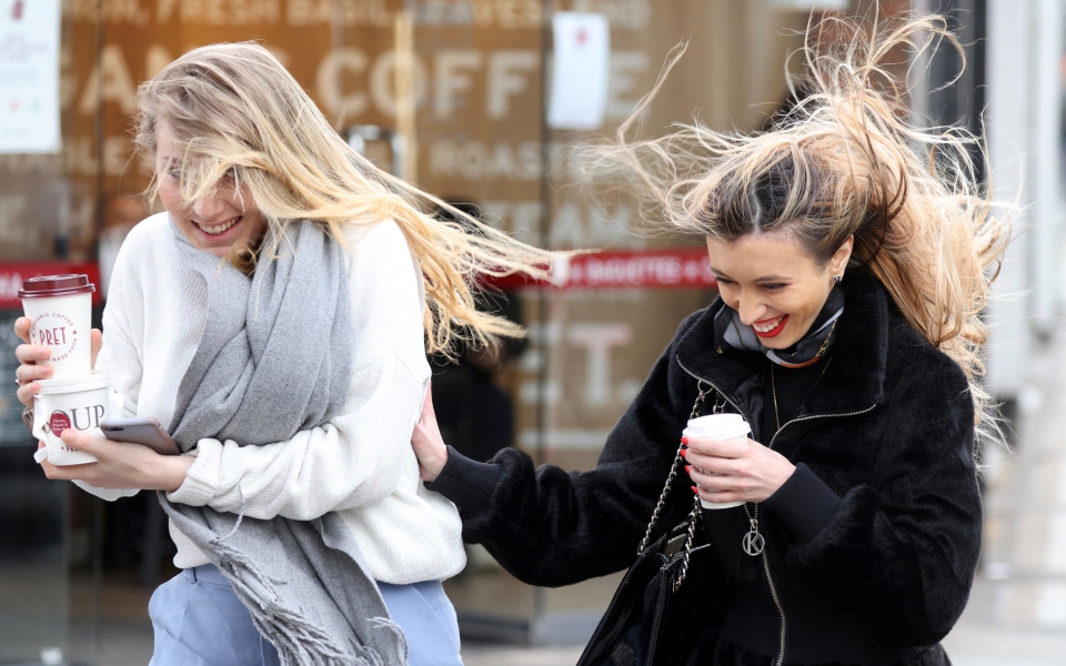 Καταιγίδα «Eunice»: Θυελλώδεις άνεμοι σαρώνουν το Λονδίνο – Ένας νεκρός στην Ιρλανδία (βίντεο)-2