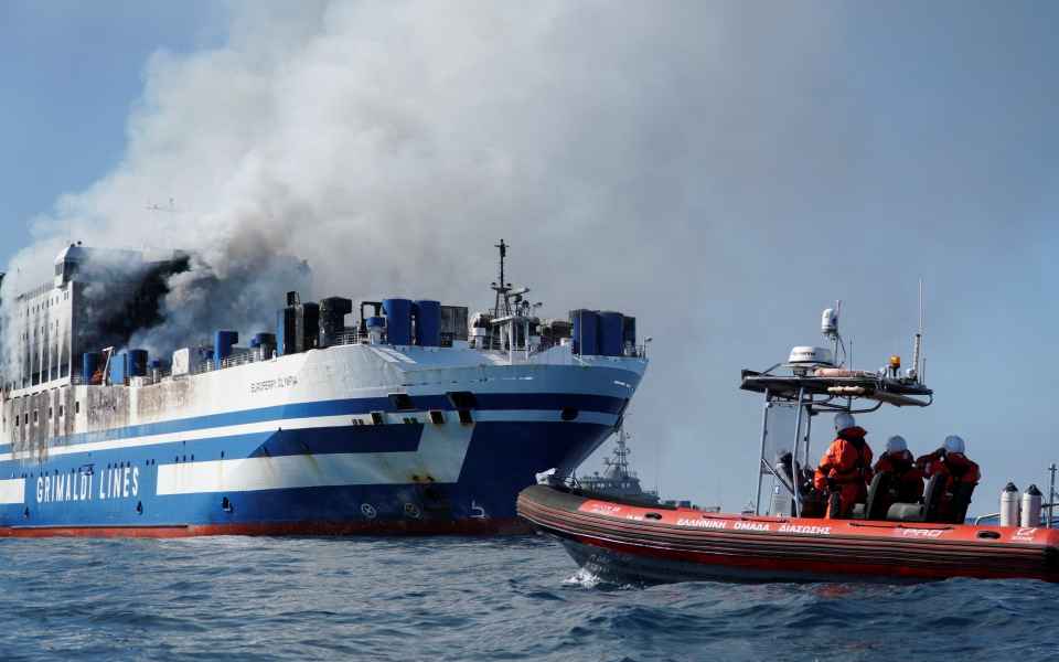 φωτιά-σε-πλοίο-στην-κέρκυρα-απεγκλωβί-561725929