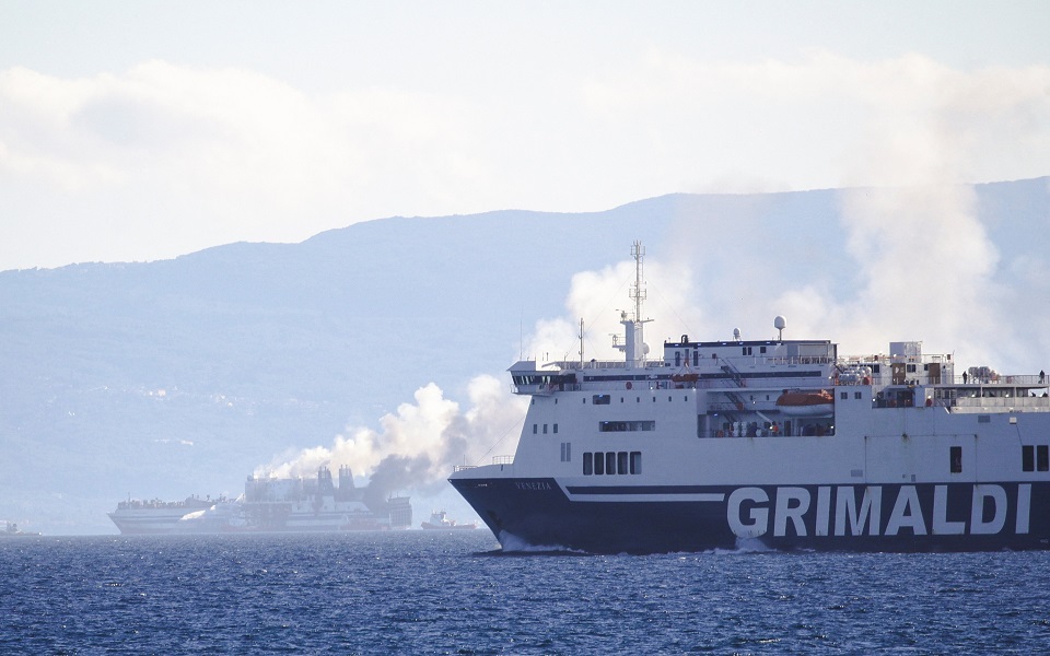 φωτιά-στο-εuroferry-olympia-aποβιβάσθηκαν-στο-πρί-561728695