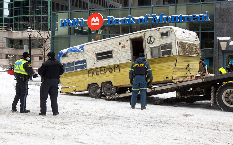οττάβα-η-αστυνομία-απομάκρυνε-τους-δι-561729130