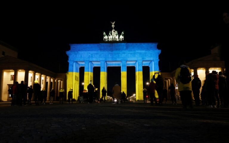 eyropaika-mnimeia-sta-chromata-tis-oykranikis-simaias-561733381