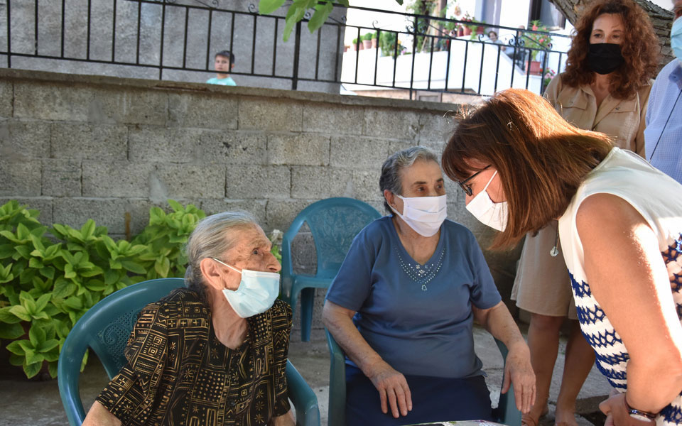 Γιαγιάδες της Λέσβου: Συγκίνηση για την απώλεια της Ευστρατίας Μαυραπίδου-1