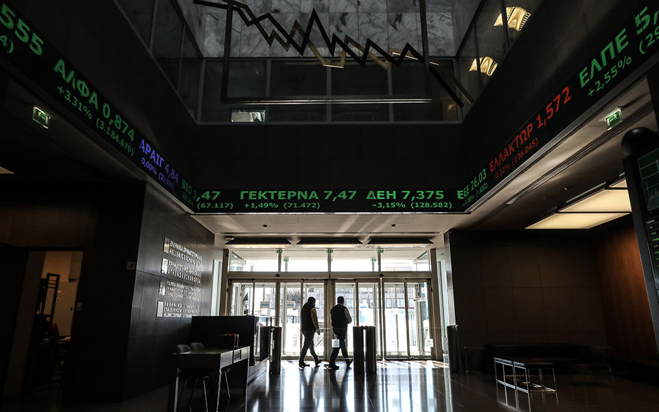 χρηματιστήριο-πτώση-2-στη-σκιά-της-κρίσ-561718444