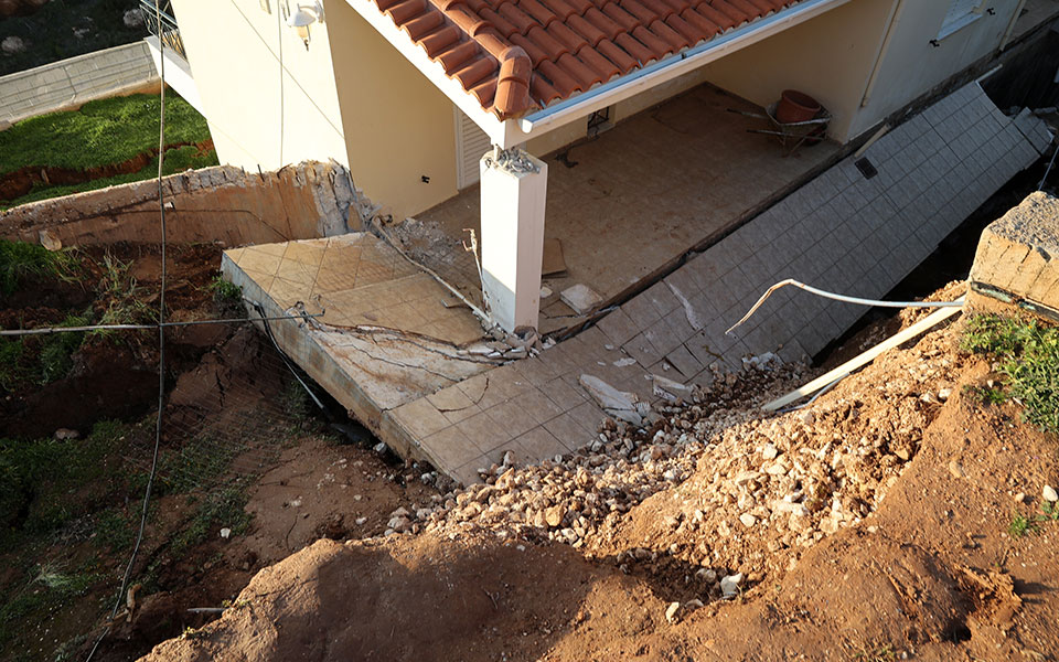 Νέος Βουτζάς: Ρέμα, πυρκαγιές, βροχοπτώσεις έφεραν την κατολίσθηση-2