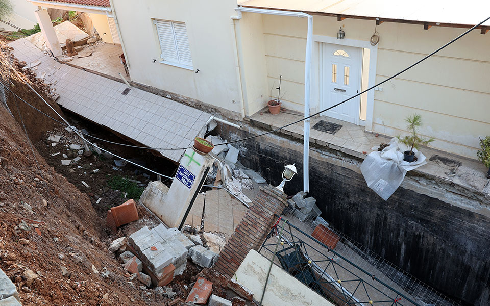 Νέος Βουτζάς: Ρέμα, πυρκαγιές, βροχοπτώσεις έφεραν την κατολίσθηση-1