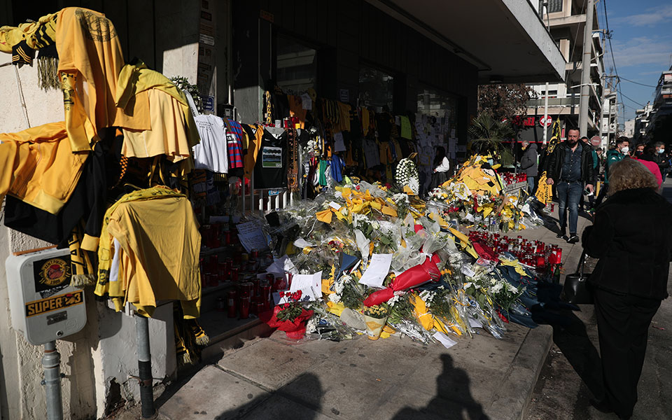 στο-μνημείο-του-άλκη-ο-μ-σχοινάς-το-μ-561706186