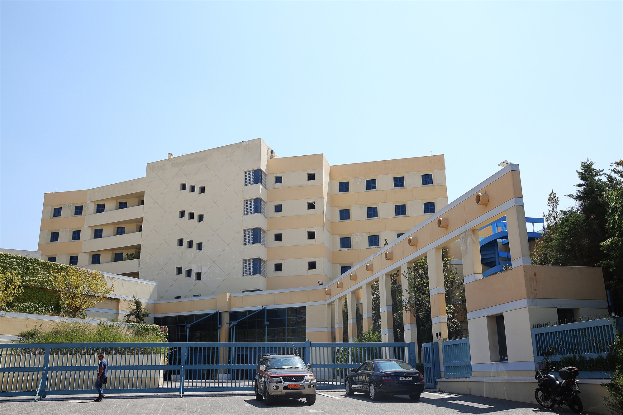 τέσσερις-μνηστήρες-για-κτίριο-του-υπ-υ-561723106