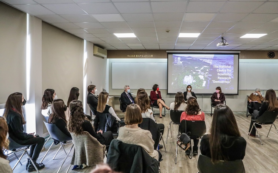 στον-δημόκριτο-η-πρόεδρος-της-δημοκ-561714241