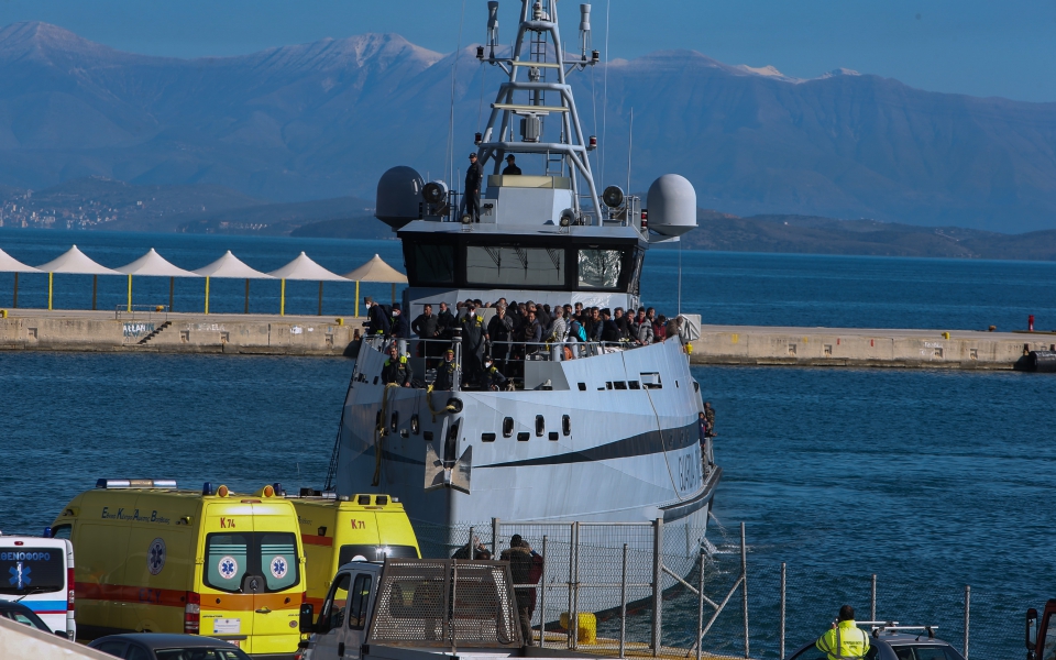 φωτιά-σε-πλοίο-στην-κέρκυρα-δέκα-επιβα-561725872