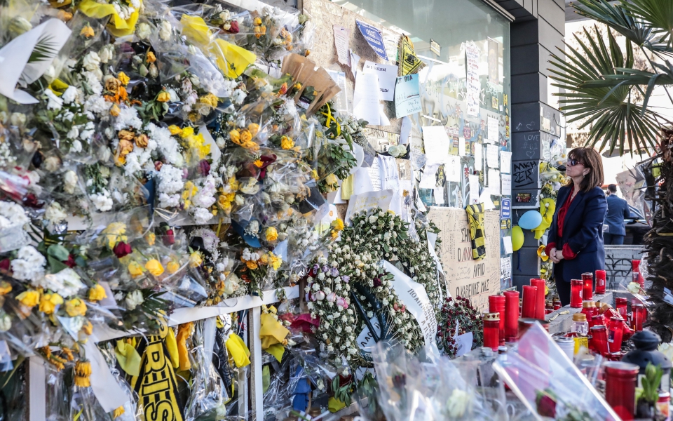 Κ. Σακελλαροπούλου: Ένα λουλούδι στον τόπο δολοφονίας του 19χρονου Αλκη-1