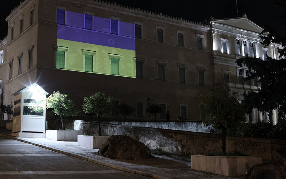 Με τη σημαία της Ουκρανίας φωταγωγείται η Βουλή-1