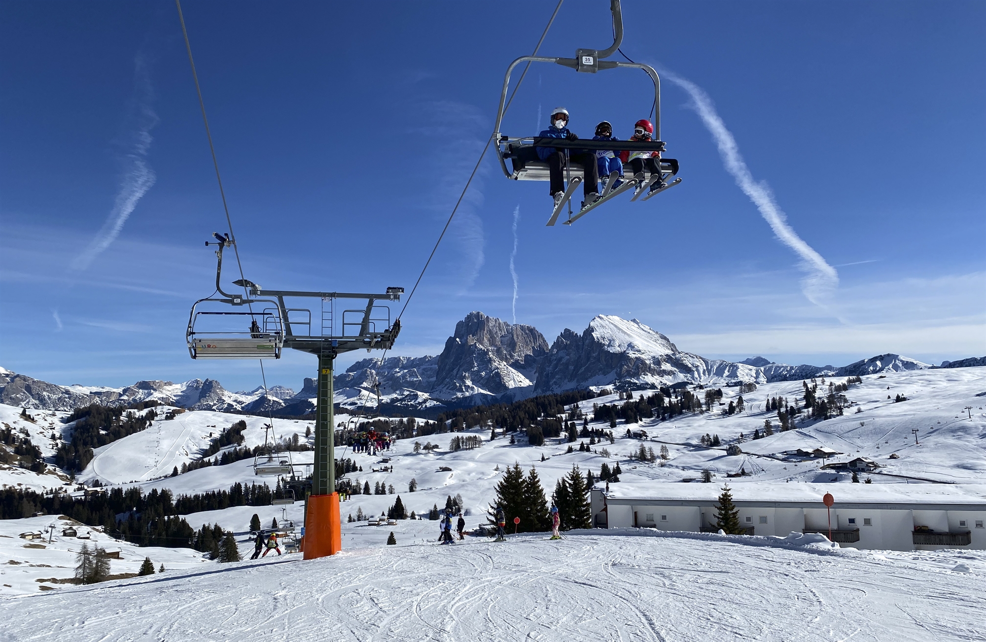 κορωνοϊός-χωρίς-μάσκα-έξω-ισπανοί-και-561709600