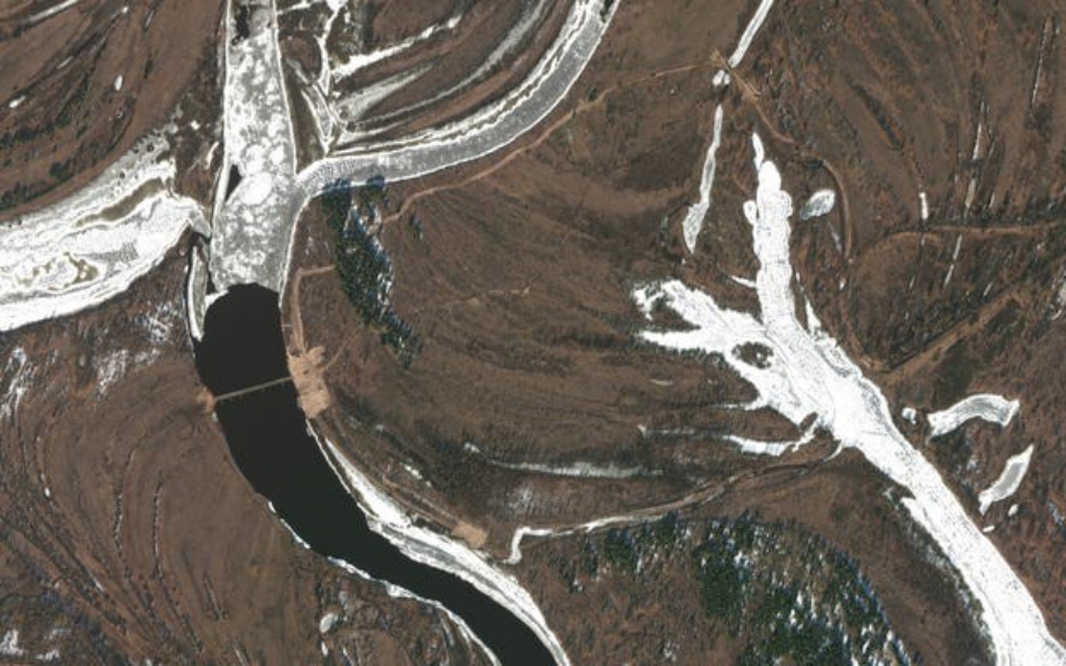 Ουκρανικό: Δορυφορικές εικόνες δείχνουν την κατασκευή πλωτής γέφυρας κοντά στα σύνορα με Λευκορωσία-1