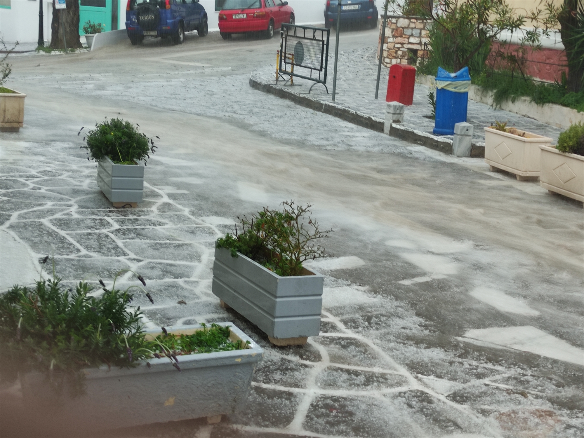 Προβλήματα από το χαλάζι στη Σαντορίνη-1