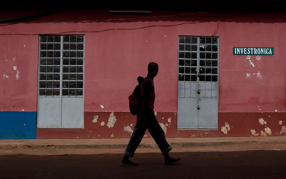 γουινέα-μπισάου-σφοδρά-πυρά-κοντά-στο-561697786