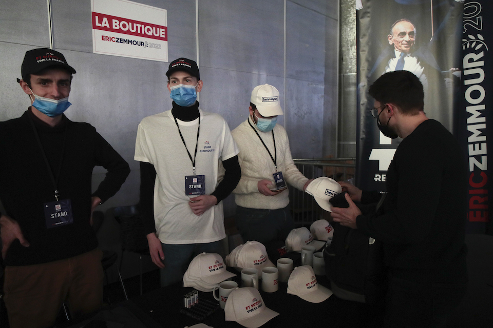 Γαλλία: «Ανταγωνιστικές» προεκλογικές συγκεντρώσεις από Λεπέν και Ζεμούρ-1