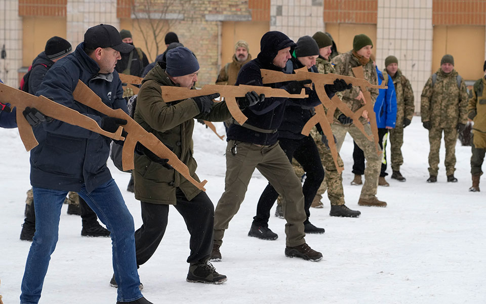ουκρανία-ο-στρατός-εκπαιδεύει-αμάχου-561706054