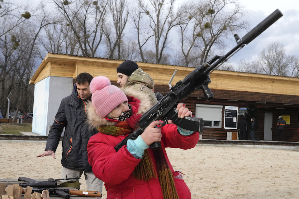 Ουκρανία: Έτοιμοι να πάρουν τα όπλα οι πολίτες εάν η Ρωσία προελάσει-1