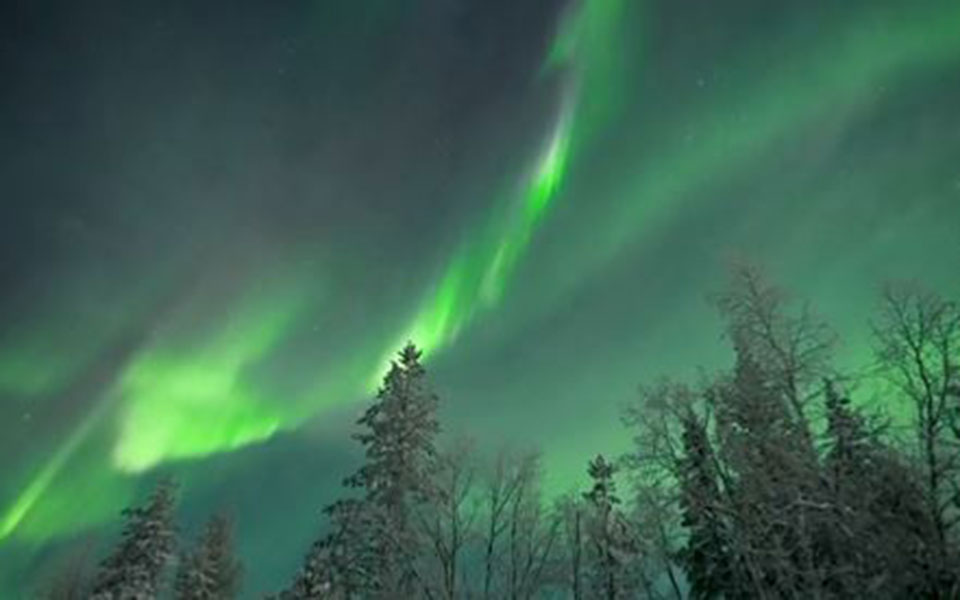 βόρειο-σέλας-δίνει-χρώμα-στον-ουρανό-τ-561714553