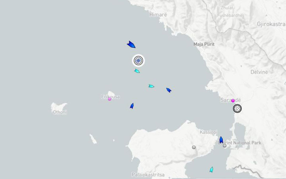 Στις φλόγες πλοίο ανοιχτά της Κέρκυρας – Σε σωσίβιες λέμβους οι επιβάτες-1