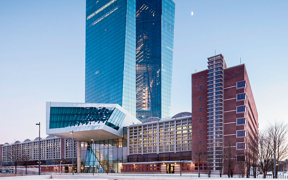 ο-πληθωρισμός-επιμένει-η-εκτ-τηρεί-στά-561697105