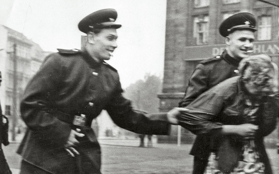 ζωές-στη-σκιά-πενθών-που-πέτρωσαν-561706636