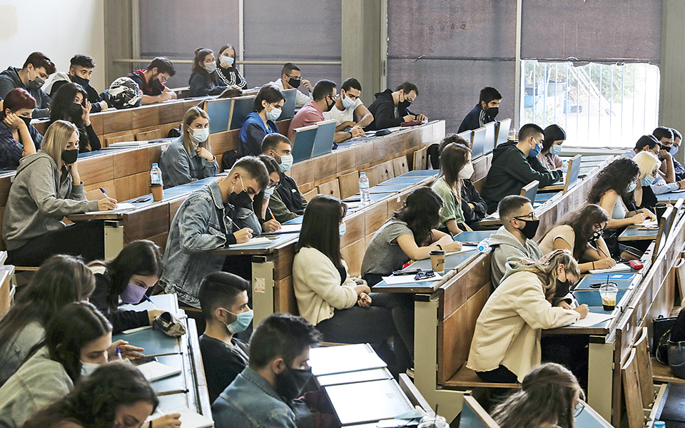 καθηγητές-και-φοιτητές-προσβλέπουν-σ-561705790