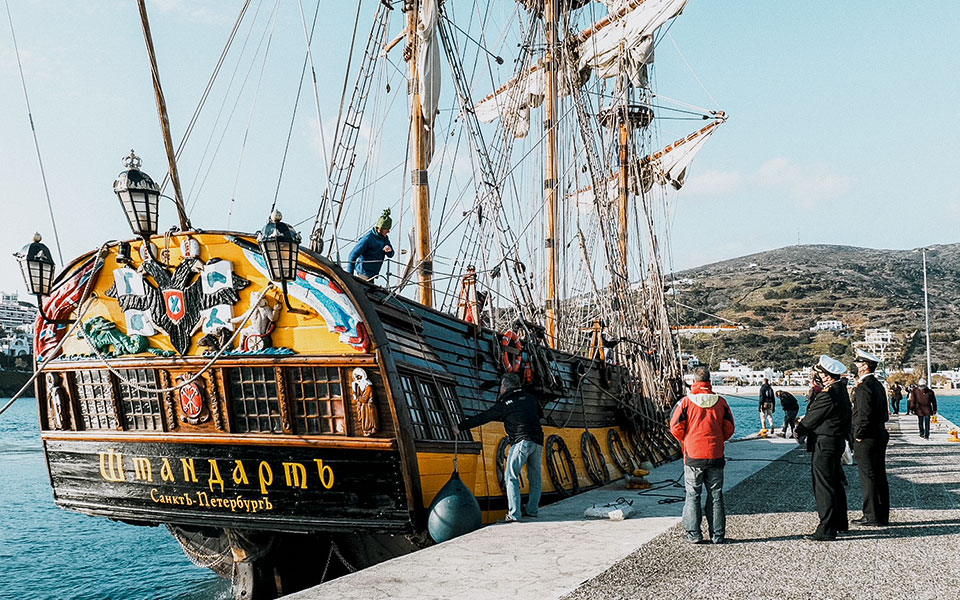 eνα-ρωσικό-ιστιοφόρο-πλέει-στα-νερά-του-561723658