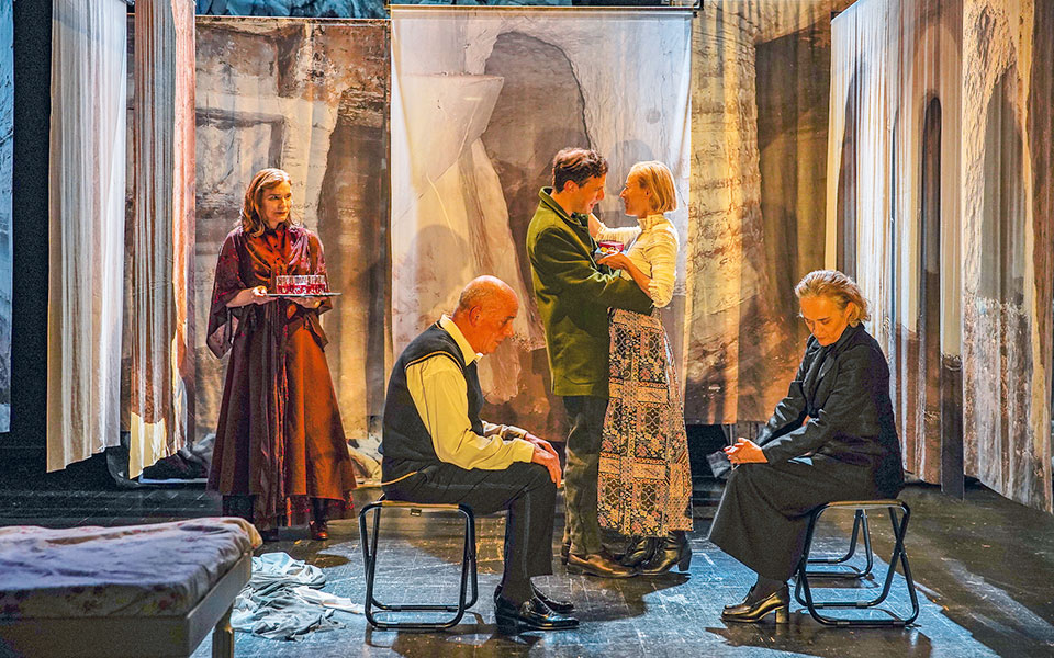 ο-ματωμένος-γάμος-στη-νέα-σκηνή-του-ε-561723649