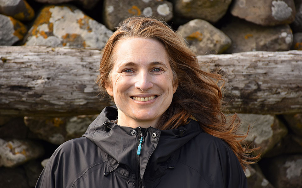 η-ιστορικός-και-επιμελήτρια-τέχνης-μα-561740125