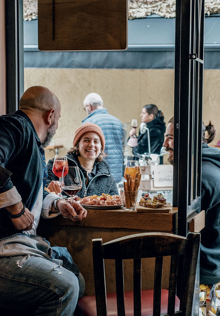 5 Αθηναϊκά μπαρ για να συνδυάσετε ποτό και φαγητό-6